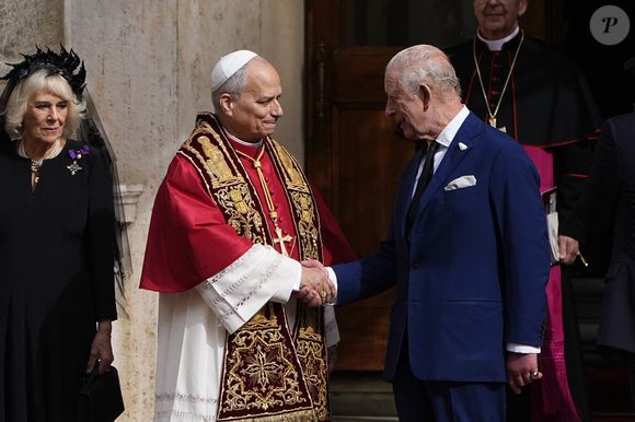 Le roi Charles III d'Angleterre et Camilla Parker Bowles, reine consort d'Angleterre, quittent le pape Léon XIV après avoir assisté au service œcuménique dans la chapelle Sixtine au Vatican, le 23 octobre 2025. Photo par PA Photo/ Bestimage