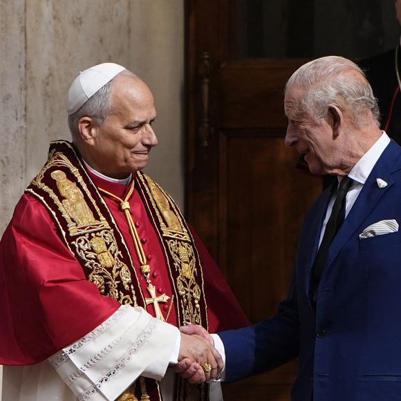 Le roi Charles III d'Angleterre et Camilla Parker Bowles, reine consort d'Angleterre, quittent le pape Léon XIV après avoir assisté au service œcuménique dans la chapelle Sixtine au Vatican, le 23 octobre 2025. Photo par PA Photo/ Bestimage