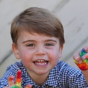 Le prince Louis immortalisé par sa mère Kate Middleton - publication relayée sur la Toile pour célébrer son anniversaire (2020).
