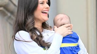 Sortie surprise pour la princesse Ines de Suède ! A seulement 4 mois, elle fait déjà tout comme sa mère, la princesse Sofia