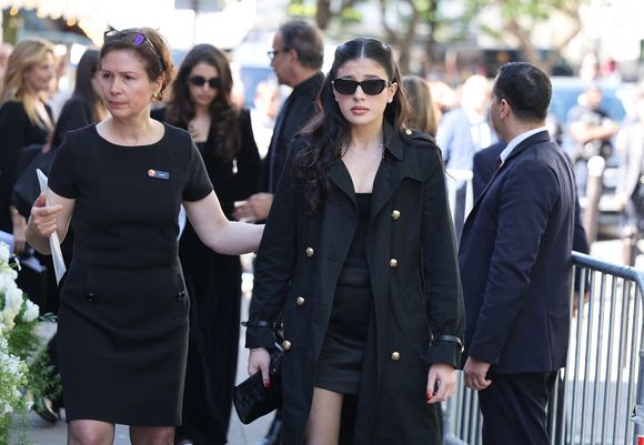 L’attention s’est particulièrement portée sur ses deux filles, Shana et Cylia, issues de sa longue relation avec le producteur Steven Chasman. 

Cylia Chasman, fille de la défunte - Arrivées aux obsèques de Nadia Farès en l'église Saint-Jean-de-Montmartre à Paris, le 24 avril 2026. N.Farès est décédée le 17 avril 2026 quelques jours après un "incident cardiaque" survenu le 12 avril 2026 dans la piscine du complexe sportif, Blanche (9ème).