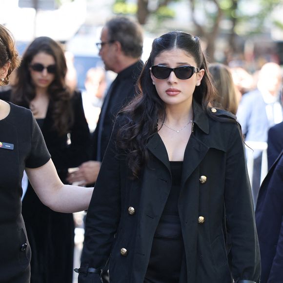L’attention s’est particulièrement portée sur ses deux filles, Shana et Cylia, issues de sa longue relation avec le producteur Steven Chasman. 

Cylia Chasman, fille de la défunte - Arrivées aux obsèques de Nadia Farès en l'église Saint-Jean-de-Montmartre à Paris, le 24 avril 2026. N.Farès est décédée le 17 avril 2026 quelques jours après un "incident cardiaque" survenu le 12 avril 2026 dans la piscine du complexe sportif, Blanche (9ème).