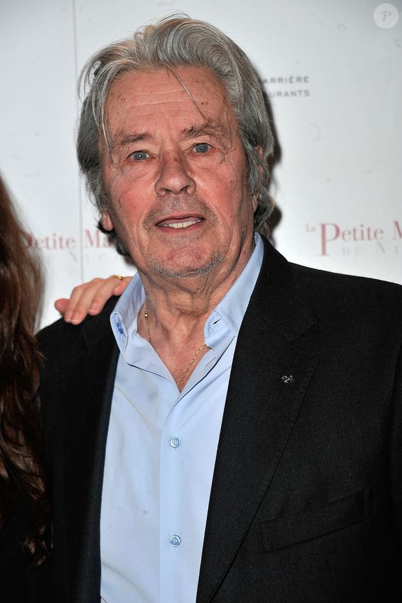 Alain Delon - Photocall de la 2eme soiree d'inauguration du restaurant de 'La Petite Maison Nicoise' a l'hotel Fouquet's Barriere a Paris le 22 Janvier 2013. © Agence / Bestimage