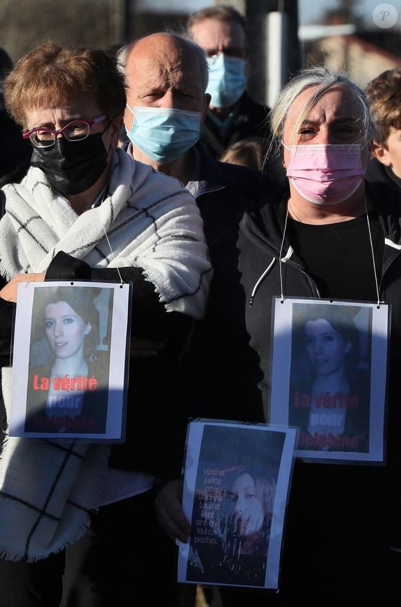 La famille et les proches se sont réunis pour une marche blanche en hommage à Delphine Jubillar, l'infirmière de 33 ans, disparue à Cagnac-les-Mines. Le 19 décembre 2021 © Patrick Bernard / Bestimage