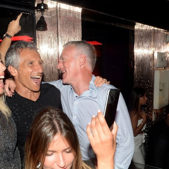 Mais alors qu’ils profitaient d’un déjeuner en extérieur, ils ont vu leur moment de détente être brusquement interrompu.


Didier Deschamps fête sa victoire avec sa femme Claude, Nagui et sa femme Mélanie Page, Leïla Kaddour-Boudadi et des amis à la Gioia et au VIP Room à Saint-Tropez, le 21 juillet 2018. © Rachid Bellak/Bestimage