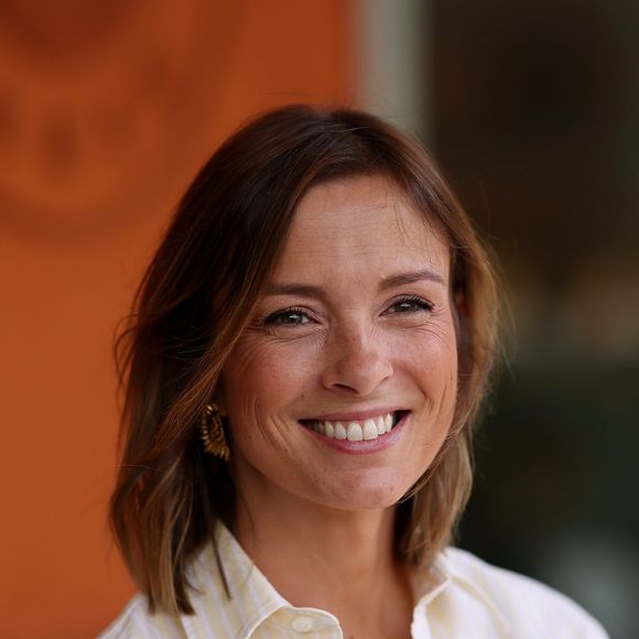 Dans une interview à "TF1 Info", Isabelle Ithurburu s'est en effet promis de ne jamais privilégier sa région de cœur, le Pays Basque, dans son JT. "On me le demande tout le temps, mais je ne le ferai pas parce qu’il y a d'autres régions, il n'y a pas que celle-là", assure-t-elle.

Isabelle Ithurburu - Les célébrités au village lors des Internationaux de France de Tennis de Roland Garros le 1er juin 2025. © Dominique Jacovides / Bestimage