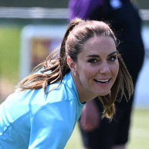 Catherine Kate Middleton, princesse de Galles, participe à des exercices de rugby lors d'une visite au Maidenhead Rugby Club, dans le Berkshire, le 7 juin 2023. Son Altesse Royale se rendra ensuite au club-house pour une conversation sur les expériences de la petite enfance, de la paternité et l'impact que des contextes tels que les clubs sportifs locaux peuvent avoir sur la création d'un réseau de soutien autour de ceux qui aident à élever des enfants. Backgrid UK/ Bestimage