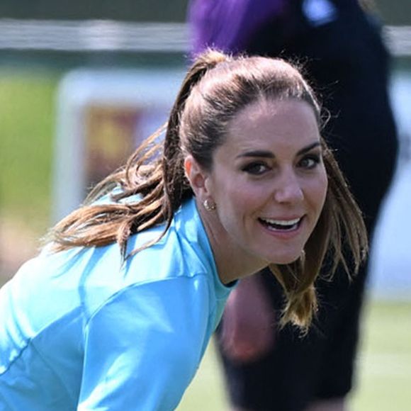 Catherine Kate Middleton, princesse de Galles, participe à des exercices de rugby lors d'une visite au Maidenhead Rugby Club, dans le Berkshire, le 7 juin 2023. Son Altesse Royale se rendra ensuite au club-house pour une conversation sur les expériences de la petite enfance, de la paternité et l'impact que des contextes tels que les clubs sportifs locaux peuvent avoir sur la création d'un réseau de soutien autour de ceux qui aident à élever des enfants. Backgrid UK/ Bestimage
