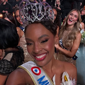 Sur place, elle s'attendait à trouver un petit mot laissé par Eve Gilles, la précédente Miss France.

Angélique Angarni-Filopon, notre Miss France 2025.