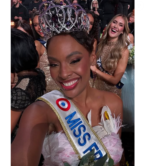 Sur place, elle s'attendait à trouver un petit mot laissé par Eve Gilles, la précédente Miss France.

Angélique Angarni-Filopon, notre Miss France 2025.