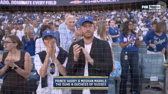 De passage au Canada, le duc de Sussex a présenté ses excuses en son nom et en celui de son épouse.

Le prince Harry et Meghan Markle regardent pendant la huitième manche du quatrième match des séries mondiales de baseball de la MLB entre les Dodgers de Los Angeles et les Blue Jays de Toronto à Los Angeles, le mardi 28 octobre 2025. Backgrid UK/ Bestimage