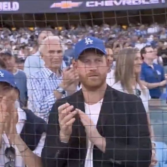 De passage au Canada, le duc de Sussex a présenté ses excuses en son nom et en celui de son épouse.

Le prince Harry et Meghan Markle regardent pendant la huitième manche du quatrième match des séries mondiales de baseball de la MLB entre les Dodgers de Los Angeles et les Blue Jays de Toronto à Los Angeles, le mardi 28 octobre 2025. Backgrid UK/ Bestimage