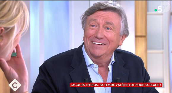 Bien qu’il se dise en "deuil du journal", Jacques Legros a affirmé qu’il reprendra prochainement la radio avec un rendez-vous régulier.

Jacques Legros surpris de voir sa discrète femme Valérie dans C à vous