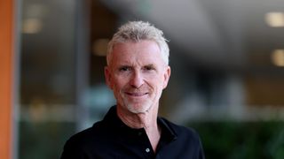 Dimitri, le fils de 25 ans de Denis Brogniart, est son sosie ! La preuve avec cette photo prise en pleine nature, au Sud de Paris