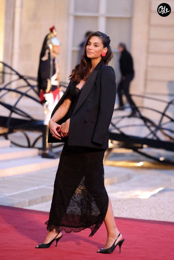 "Santé à toutes les mères qui gèrent seules par moment ou tout le temps. Nos enfants, on les aime même s’ils mettent nos nerfs à rude épreuve." 

Tatiana Silva (enceinte, ancienne miss Belgique) arrivant au dîner d'état au palais de l'Elysée à Paris en l'honneur de la visite du roi et de la reine de Belgique en France le 14 octobre 2024. © Dominique Jacovides / Bestimage