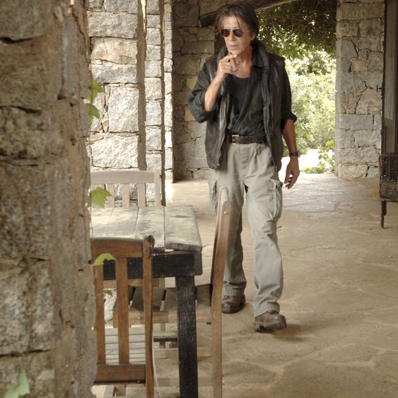 En France, Jacques Dutronc chez lui à Monticello en Corse avec ses chats. le 9 mai 2005.
©GONGORA Marie-Anne via Bestimage