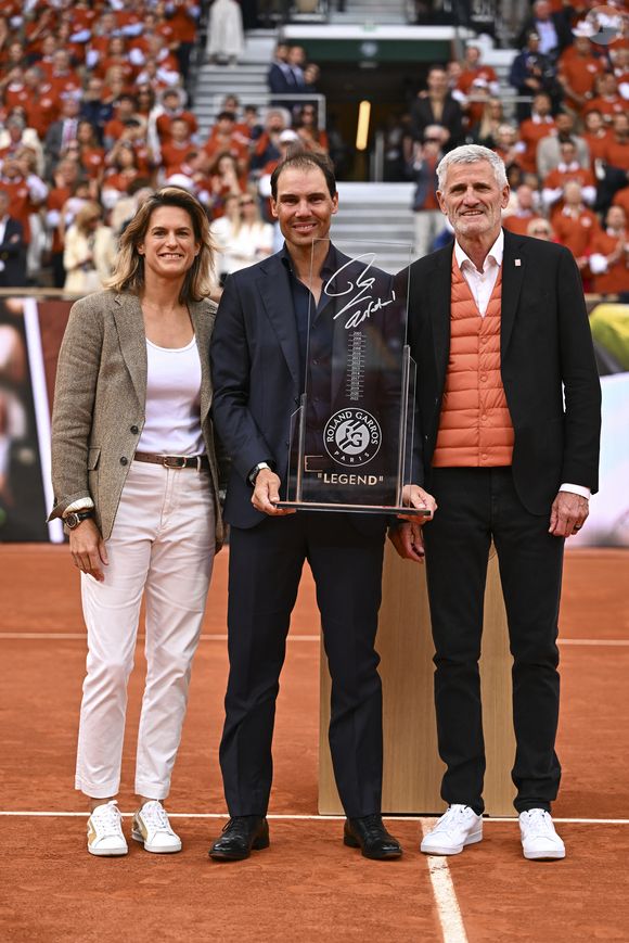Amélie Mauresmo, Rafael Nadal et Gilles Moretton (Président de la Fédération française de tennis) - Hommage à Rafael Nadal lors des Internationaux de France de Tennis de Roland Garros 2025, sur le court Philippe-Chatrier au Complexe Roland-Garros à Paris, France, le 25 mai 2025. © Corinne Dubreuil/Pool FFT/Bestimage
