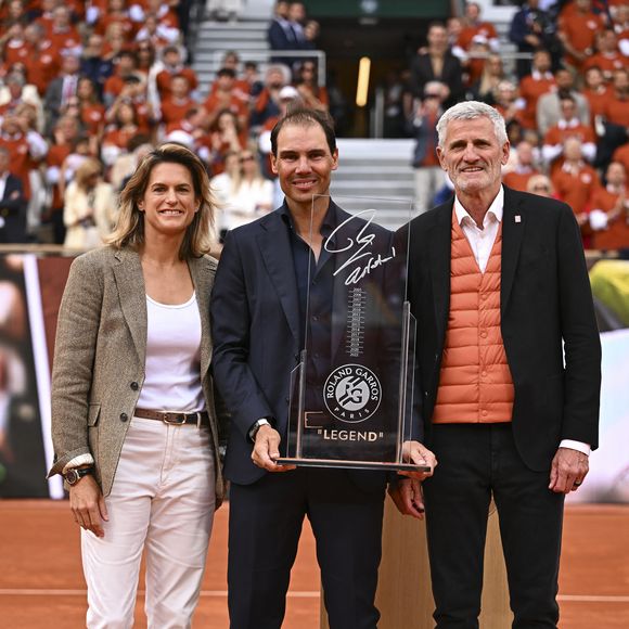 Amélie Mauresmo, Rafael Nadal et Gilles Moretton (Président de la Fédération française de tennis) - Hommage à Rafael Nadal lors des Internationaux de France de Tennis de Roland Garros 2025, sur le court Philippe-Chatrier au Complexe Roland-Garros à Paris, France, le 25 mai 2025. © Corinne Dubreuil/Pool FFT/Bestimage