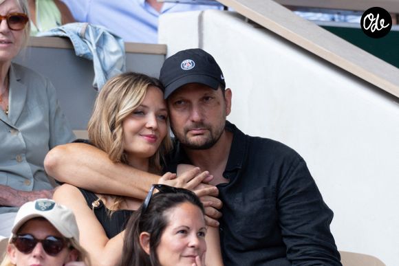 Gennifer Demey et Éric Antoine dans les tribunes lors de la 9e journée de Roland-Garros 2026, le 1er juin 2026 à Paris, en France. Photo de Nasser Berzane/Abaca