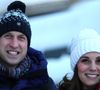 Le couple royal a choisi la discrétion, se mêlant aux autres vacanciers sans attirer excessivement l’attention.

Le prince William, duc de Cambridge et Catherine Kate Middleton (enceinte) duchesse de Cambridge visitent le site de l'école nationale de saut à ski à Oslo le 2 février 2018. © PA Photo/ Bestimage