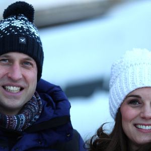 Le couple royal a choisi la discrétion, se mêlant aux autres vacanciers sans attirer excessivement l’attention.

Le prince William, duc de Cambridge et Catherine Kate Middleton (enceinte) duchesse de Cambridge visitent le site de l'école nationale de saut à ski à Oslo le 2 février 2018. © PA Photo/ Bestimage