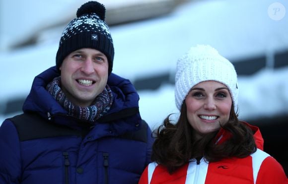 Le couple royal a choisi la discrétion, se mêlant aux autres vacanciers sans attirer excessivement l’attention.

Le prince William, duc de Cambridge et Catherine Kate Middleton (enceinte) duchesse de Cambridge visitent le site de l'école nationale de saut à ski à Oslo le 2 février 2018. © PA Photo/ Bestimage