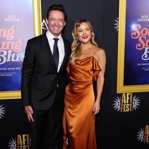 Hugh Jackman a pris la pose en compagnie de ses camarades à l'écran, comme l'actrice Kate Hudson.
Hugh Jackman et Kate Hudson à la première du gala de clôture de "Song Sung Blue" à Los Angeles, le 26 octobre 2025.
Photo : Goff / Bestimage