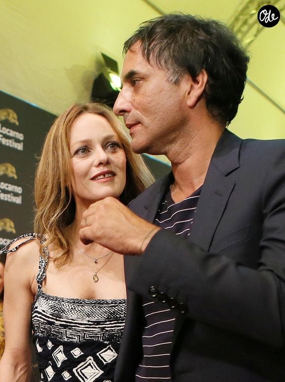 Le couple a officialisé son histoire d’amour en 2017 lors du Festival de Locarno.

Vanessa Paradis et Samuel Benchetrit posent ensemble lors de la première du film "Chien" au 70e festival du film de Locarno le 7 août 2017.

Agence / Bestimage