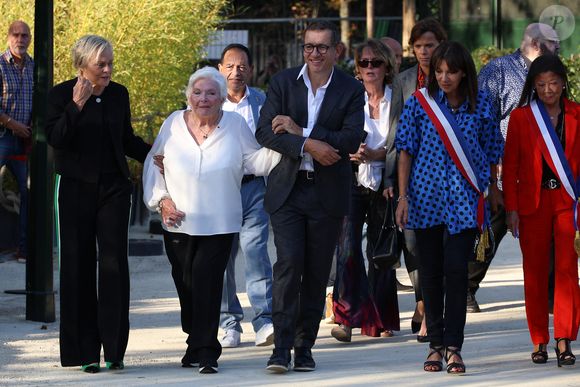 Muriel Robin, Line Renaud, Dany Boon, Anne Hidalgo, maire de Paris et Jeanne d'Hauteserre lors de l'inauguration du jardin des ambassadeurs Line Renaud à Paris le 2 octobre 2023.

© Coadic Guirec / Bestimage