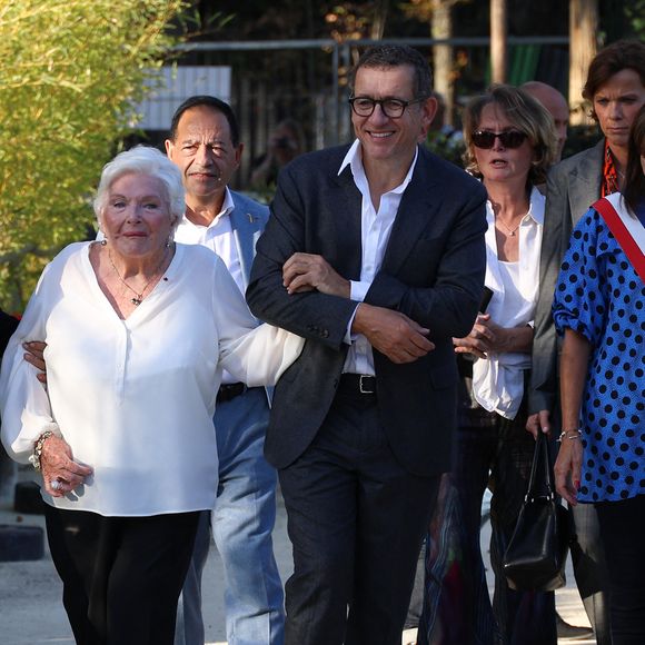 Muriel Robin, Line Renaud, Dany Boon, Anne Hidalgo, maire de Paris et Jeanne d'Hauteserre lors de l'inauguration du jardin des ambassadeurs Line Renaud à Paris le 2 octobre 2023.

© Coadic Guirec / Bestimage