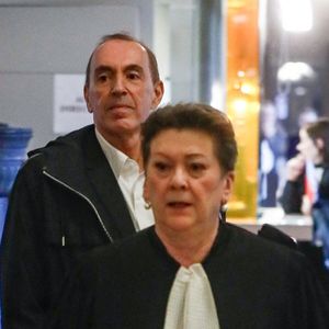 L'animateur et producteur de télévision français Jean-Marc Morandini arrive avec son avocate Florence Rault au palais de justice (tribunal) de Paris, France, le 27 novembre 2024, avant une audience de son procès en appel pour "corruption de mineurs" sur trois adolescents entre 2009 et 2016. © Christophe Clovis/Bestimage