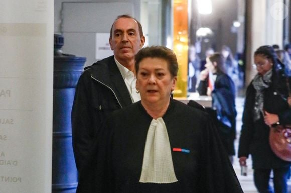 L'animateur et producteur de télévision français Jean-Marc Morandini arrive avec son avocate Florence Rault au palais de justice (tribunal) de Paris, France, le 27 novembre 2024, avant une audience de son procès en appel pour "corruption de mineurs" sur trois adolescents entre 2009 et 2016. © Christophe Clovis/Bestimage