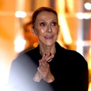Céline Dion échangeant avec ses fans à son retour à l'hôtel Le Royal Monceau, à Paris. © Backgrid USA / Bestimage