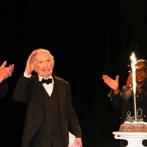 Popeck, Jean-Pierre Castaldi et Véronique Genest - Anniversaire surprise de Popeck à l'occasion de ses 90 ans sur la scène du théâtre de Passy à Paris le 18 mai 2025. © Coadic Guirec/Bestimage