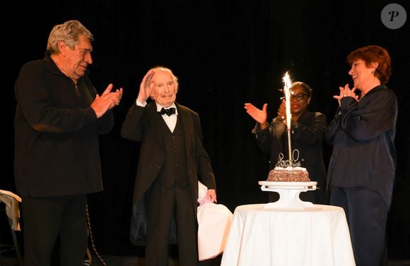 Popeck, Jean-Pierre Castaldi et Véronique Genest - Anniversaire surprise de Popeck à l'occasion de ses 90 ans sur la scène du théâtre de Passy à Paris le 18 mai 2025. © Coadic Guirec/Bestimage