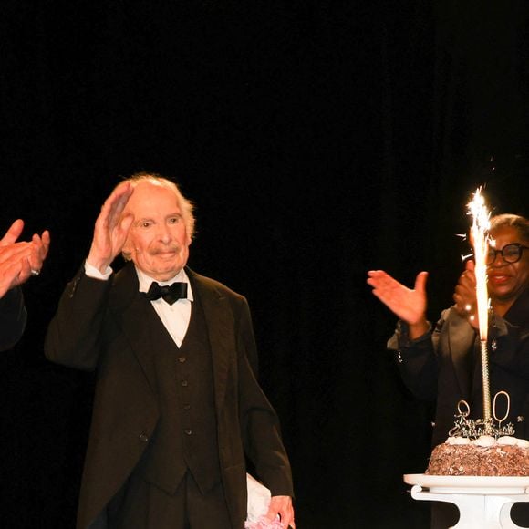 Popeck, Jean-Pierre Castaldi et Véronique Genest - Anniversaire surprise de Popeck à l'occasion de ses 90 ans sur la scène du théâtre de Passy à Paris le 18 mai 2025. © Coadic Guirec/Bestimage
