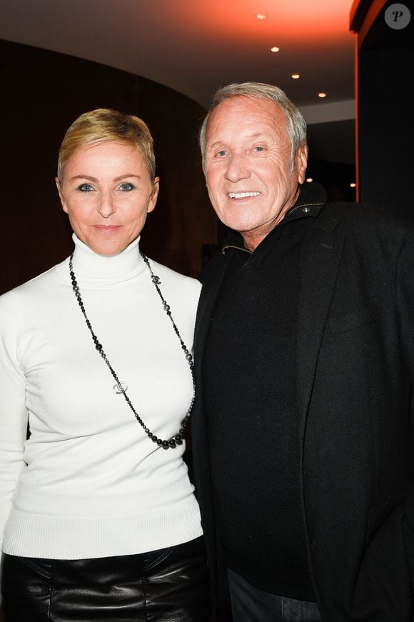 Yves Rénier et sa femme Karin - Inauguration du "Chalet les Neiges 1850" sur la terrasse de l'Hôtel Barrière Le Fouquet's à Paris le 27 novembre 2017. Lors de la soirée une partie de Boboules a été organisée.  © Coadic Guirec/Bestimage