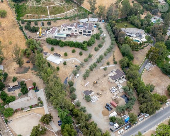 Elle y vivra avec ses deux enfants, Stormi et Aire, tout en restant proche du reste de sa famille, installée dans le même quartier. 

EXCLUSIF Hidden Hills, Californie – Photo prise le 5 juin 2025 – Cinq ans plus tard, Kylie Jenner a révélé qu'elle était prête à emménager dans son immense manoir de Hidden Hills, doté d'un bunker souterrain. Backgrid USA / Bestimage