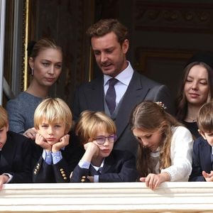 Pierre Casiraghi, Beatrice Borromeo, leurs fils Stefano et Francesco avec Tatiana Santo Domingo, ses enfants fille India et Maximilian, la princesse Alexandra de Hanovre et Balthazar Rassam - La famille princière de Monaco au balcon du palais, à l'occasion de la Fête Nationale de Monaco, le 19 novembre 2025. © Dominique Jacovides/Bestimage