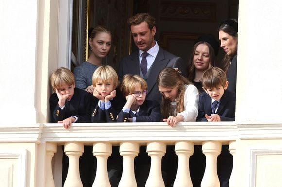 Pierre Casiraghi, Beatrice Borromeo, leurs fils Stefano et Francesco avec Tatiana Santo Domingo, ses enfants fille India et Maximilian, la princesse Alexandra de Hanovre et Balthazar Rassam - La famille princière de Monaco au balcon du palais, à l'occasion de la Fête Nationale de Monaco, le 19 novembre 2025. © Dominique Jacovides/Bestimage