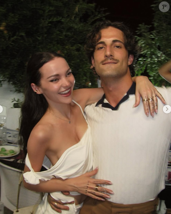 Ils ont officialisé leur relation en novembre 2023 après plusieurs apparitions publiques.

Capture Instagram - Dove Cameron
