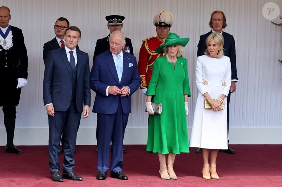 Le roi Charles III d'Angleterre, Camilla Parker Bowles, reine consort d'Angleterre, le prince William, prince de Galles, et Catherine (Kate) Middleton, princesse de Galles, accueillent le couple présidentiel français le président Emmanuel Macron et sa femme la Première Dame Brigitte Macron sur Datchet road à Windsor, Royaume Uni, le 8 juillet 2025. © Dominique Jacovides/Bestimage