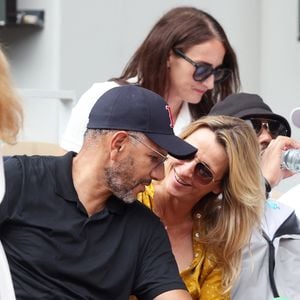 Roschdy Zem et sa compagne Sarah Lavoine en tribunes des Internationaux de France de tennis de Roland Garros 2023 à Paris le 11 juin 2023. © Jacovides-Moreau/Bestimage