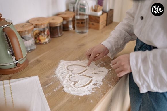 Attention, le bicarbonate ne désinfecte pas la poubelle ! Pour limiter durablement les odeurs, videz-la régulièrement et nettoyez le bac dès qu'un liquide s'y écoule.

Pexels