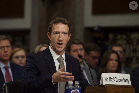 L'homme de 40 ans n'est autre que le PDG de Meta, anciennement Facebook. 

Mark Zuckerberg Credit: Rod Lamkey / CNP /MediaPunch