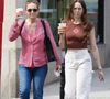 Avant de rencontrer Christophe Lambert, dont elle a divorcé en 1994, elle a partagé sa vie avec un immense chanteur.
Exclusif - Diane Lane et sa fille Eleanor Lambert se promènent à New York, le 2 juin 2022.
Backgrid USA / Bestimage