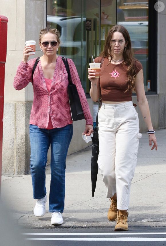 Avant de rencontrer Christophe Lambert, dont elle a divorcé en 1994, elle a partagé sa vie avec un immense chanteur.

Exclusif - Diane Lane et sa fille Eleanor Lambert se promènent à New York, le 2 juin 2022. 
Backgrid USA / Bestimage