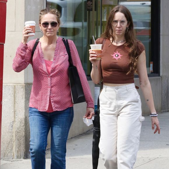 Avant de rencontrer Christophe Lambert, dont elle a divorcé en 1994, elle a partagé sa vie avec un immense chanteur.

Exclusif - Diane Lane et sa fille Eleanor Lambert se promènent à New York, le 2 juin 2022. 
Backgrid USA / Bestimage
