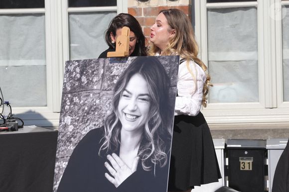 Adeline Quenon, la soeur aînée d'E.Dequenne, et Milla Savarese, la fille unique d'E.Dequenne - 300 personnes réunies pour rendre hommage à Emilie Dequenne dans sa ville de Chièvres (Belgique), le 9 avril 2025, quelques semaines après son décès prématuré, survenu le 16 mars 2025. © Photonews / Bestimage