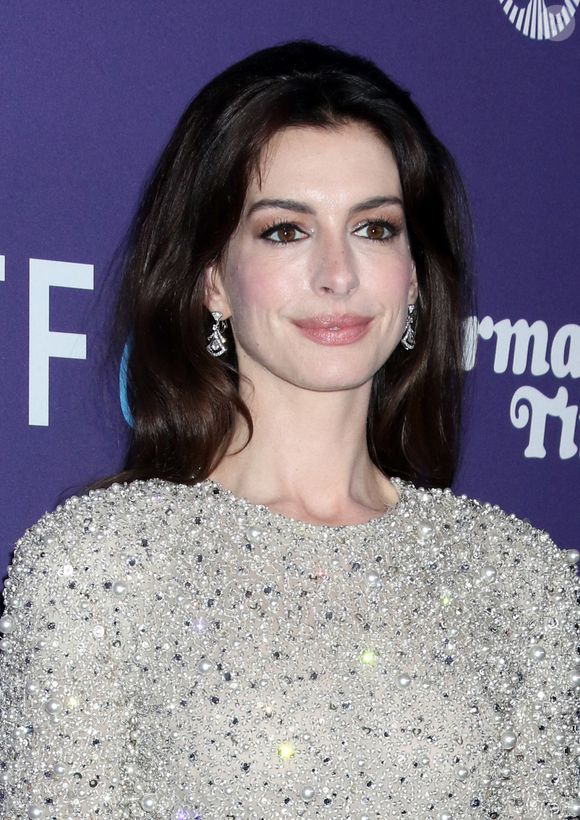 Un événement qui a poussé le magazine Paris Match à lui consacrer un grand portrait ce jeudi 16 avril.

Anne Hathaway à la première de "Armageddon Time" lors du 66ème Festival International du Film de Londres (BFI). 
Bestimage